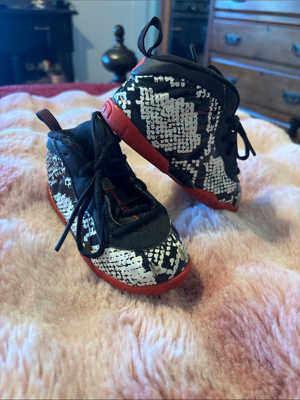 Nike Foamposite Albino Snake Kids Black, White & Red Patterned Sneakers
